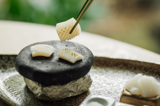 水イカとはアオリイカのこと。天草では一年を通して揚がります。お造りでも楽しめるほど新鮮な水イカはあぶることでうま味が増します