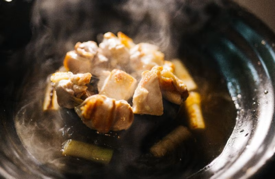 地鶏・天草大王の石焼き蒸し鍋はプレミアムVillaCのお客様だけの限定料理です