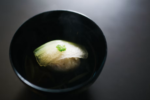 心を込めてとったダシを生かしたお椀です。牡蠣やイカ、ハマグリなど季節の真薯でお楽しみください