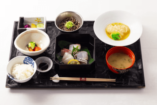 お魚定食プランの夕食。お造り盛とお魚料理などをプレートに盛り付けてお出しします