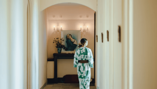 まるで教会のようなVillaCのレストランの廊下