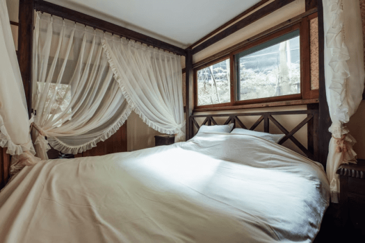 天蓋付きのベッドで眠る幸せ。キングサイズ