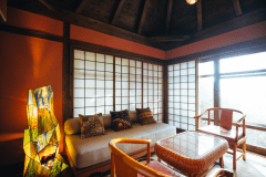 デラックスＡ－５のリビングはステンドグラスのライトが印象的