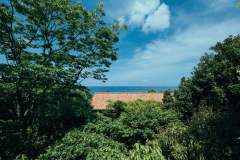 スーペリアＢ－４のバルコニーの向こうには東シナ海の水平線