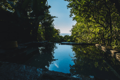 プレミアムＣ－４の露天風呂の向こうには東シナ海の水平線