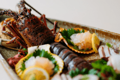 漁解禁時だけしか味わえない！伊勢えびの姿造り（写真は2人前）