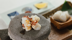 懐石スタイル料理の一品、タコの石焼き 懐石スタイル料理の一品、タコの石焼き