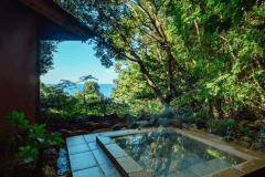 東シナ海を望むA-5の露天風呂は天然温泉です