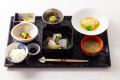 お魚定食プランの夕食。お造り盛とお魚料理などをプレートに盛り付けてお出しします