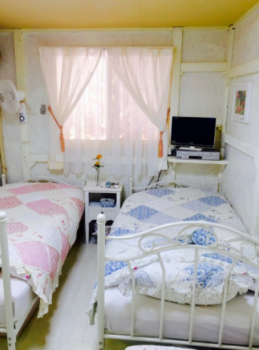 客室は白い床にアイアンベッドでお待ちしてます。リラックスしてください。
