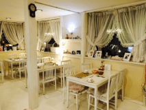 イニングダルームは白い床で、明るい感じです。お食事を楽しんでください。