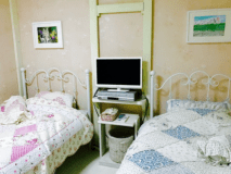 客室は白い床に白いベッドです。爽やかにお過ごしいただきたいです。