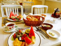 ブルーポピーの朝食はパン、サラダ、フルーツ、ソーセージ、卵調理、コーヒー、紅茶（アプリコットティ）ヘルシーな朝食です。