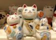 開運招き猫のお出迎え。玄関にたくさんの招き猫です。