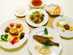 夕食のコース料理です。前菜、サラダ、スープ、魚料理、ライス、肉料理、デザートはアイスです。