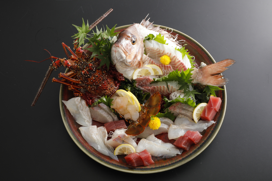 新鮮な伊勢海老・鯛・メジロ・鮃・鮪のお造り5種盛り
※旬の食材を使用しておりますので、季節や仕入れにより予告なく変更になる場合があります。 新鮮な伊勢海老・鯛・メジロ・鮃・鮪のお造り5種盛り
※旬の食材を使用しておりますので、季節や仕入れにより予告なく変更になる場合があります。