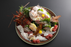 新鮮な伊勢海老・鯛・メジロ・鮃・鮪のお造り5種盛り
※旬の食材を使用しておりますので、季節や仕入れにより予告なく変更になる場合があります。 新鮮な伊勢海老・鯛・メジロ・鮃・鮪のお造り5種盛り
※旬の食材を使用しておりますので、季節や仕入れにより予告なく変更になる場合があります。