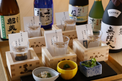 淡路島の酒蔵で代表する5種類の日本酒の飲み比べ。
当館のスタッフが自信を持っておすすめする日本酒のセットです。
お酒のお供とお楽しみください。 淡路島の酒蔵で代表する5種類の日本酒の飲み比べ。
当館のスタッフが自信を持っておすすめする日本酒のセットです。
お酒のお供とお楽しみください。