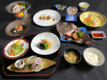 【早割30】大人おひとり1,000円引き！滞在中ドリンクフリー★旬を活かした山海の幸を満喫／人気の梅コース