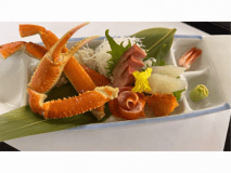 板長厳選の舟盛りは嬉しいズワイ蟹付き！