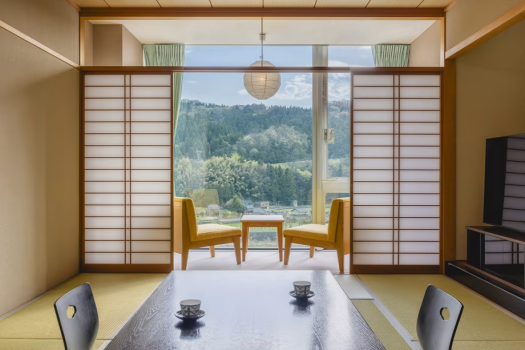 【和室】そっと心がほどけていくような、優しい里山の景色をご覧いただけます。