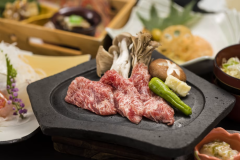 【牛肉の溶岩焼き】ご自身のお好み加減に仕上げ、特製のもろみたれでお召し上がりください。