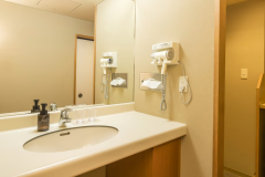 【洗面所】広々としたスペースで、朝の身支度も快適に。