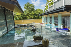 【しずかの湯：露天風呂】岩風呂・壺風呂はそれぞれ水温が違い、お好みに合わせてお選びいただけます。