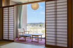 【特別室】朝の目覚めを優しい光が照らす、山々を見渡す大きな窓。