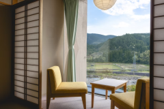 【和室】光がやさしく入る空間は、心をそっと落ち着かせてくれます。