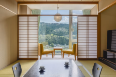 【和室】そっと心がほどけていくような、優しい里山の景色をご覧いただけます。