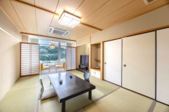 【和室】光がやさしく入る空間は、心をそっと落ち着かせてくれます。