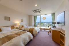 【ツイン】荷物を置いても快適に過ごせる広さです。