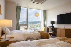 【ツイン】セミダブルベッドでゆったり。天気が良ければ、窓から立山連峰を望むことができます。