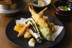 【天ぷら定食】手軽でも、「できたて」のこだわりを。小鍋と小鉢もついて健康的な夕食メニューです。