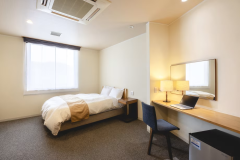 【セミダブル】ビジネス・PC作業に快適にご利用いただけるデスク付のお部屋。