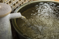 【はるかの湯：露天風呂】ぬるめの壺風呂は、時間をかけてじんわりと疲れをほぐしていただけます。