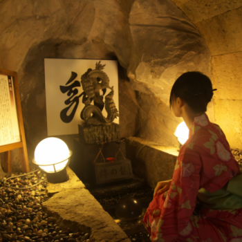 【館内で体験】庭にある横穴式井戸「龍穴洞」は当館パワースポット！庭の散策がてら、冒険気分も♪