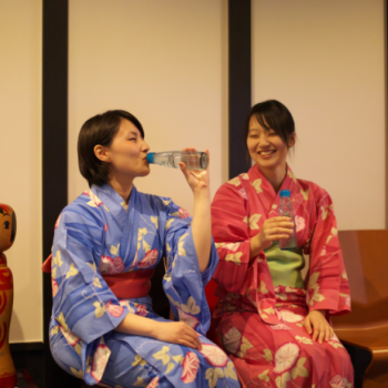 【お楽しみ】「民話の部屋」ではラムネをサービス♪ちょっと懐かしい味わいも旅先の楽しみ※15時から18時
