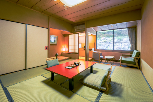 【西館和室一例】純和風客室で内バス・トイレ付、空気清浄機、DVDプレーヤー、コーヒーマシンを完備しています。