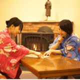 【館内で寛ぐ】ラウンジは、暖炉があり応接間の様に寛げる空間。館内にある観光情報で明日の計画も◎