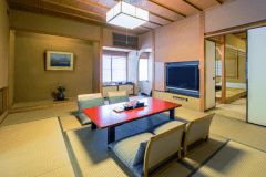 【西館3階特別室】「千歳」…12畳の主室と茶室がついた純和風の特別室。外を眺める小部屋にはマッサージチェアもご用意！！