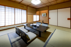 【南館和室一般】純和風客室でトイレ付、空気清浄機、DVDプレーヤー、コーヒーマシンを完備しております。またソファースペースもございます。