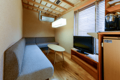 【南館和室一般】純和風客室でトイレ付、空気清浄機、DVDプレーヤー、コーヒーマシンを完備しております。またソファースペースもございます。