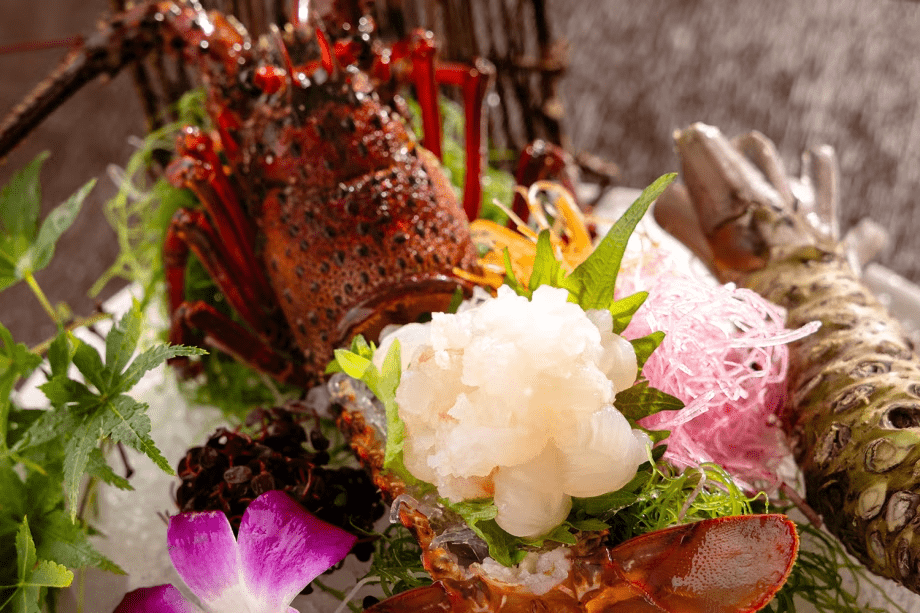■夕食■ 爽烈な美と甘みを閉じこめた、赤の主役 “伊勢海老” を、瑞々しいお造りで。 ■夕食■ 爽烈な美と甘みを閉じこめた、赤の主役 “伊勢海老” を、瑞々しいお造りで。