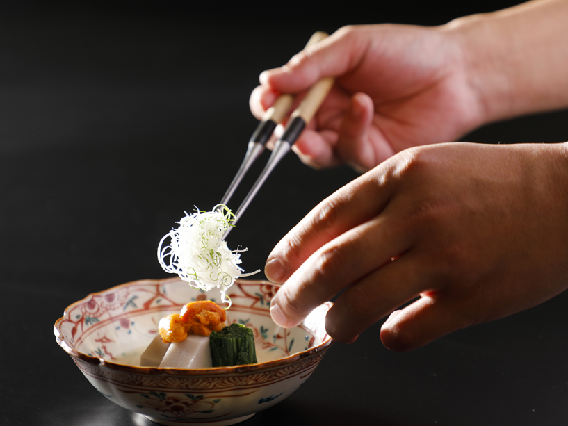 食材選びはもちろん、下ごしらえに調理に盛りつけ。その全てを料理長自ら“妥協なき精神”で行う至高の美食 食材選びはもちろん、下ごしらえに調理に盛りつけ。その全てを料理長自ら“妥協なき精神”で行う至高の美食