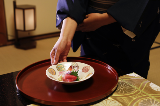 一品ずつ丁寧にお料理を提供致します