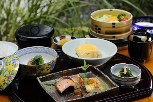 料亭旅館ならではの美しい朝食をお楽しみくださいませ
