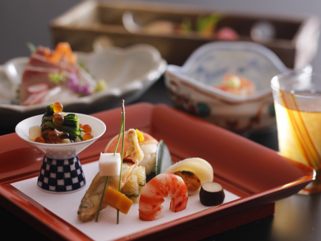 大和野菜に、近隣から取り寄せる新鮮な海の幸。旬の食材をふんだんに盛りこんだ、五感で愉しむ季節の会席。