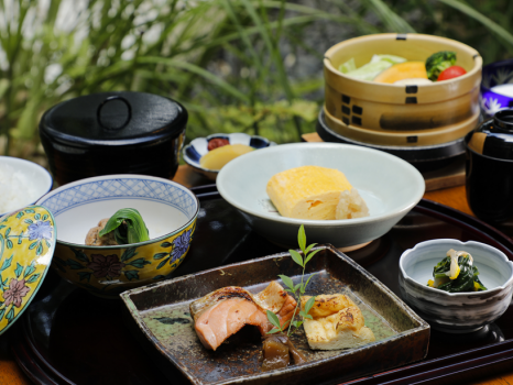 【朝食】「大和の朝は茶粥で明ける」と親しまれてきた『大和の茶粥』。伝統の味でやさしく満たされる朝を。